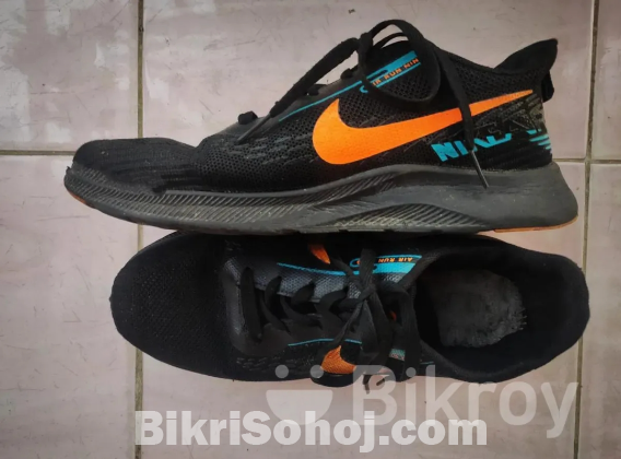 আকর্ষণীয় Nike Zoomx রানিং স্নিকার্স বিক্রয় হবে ব্যবহৃত